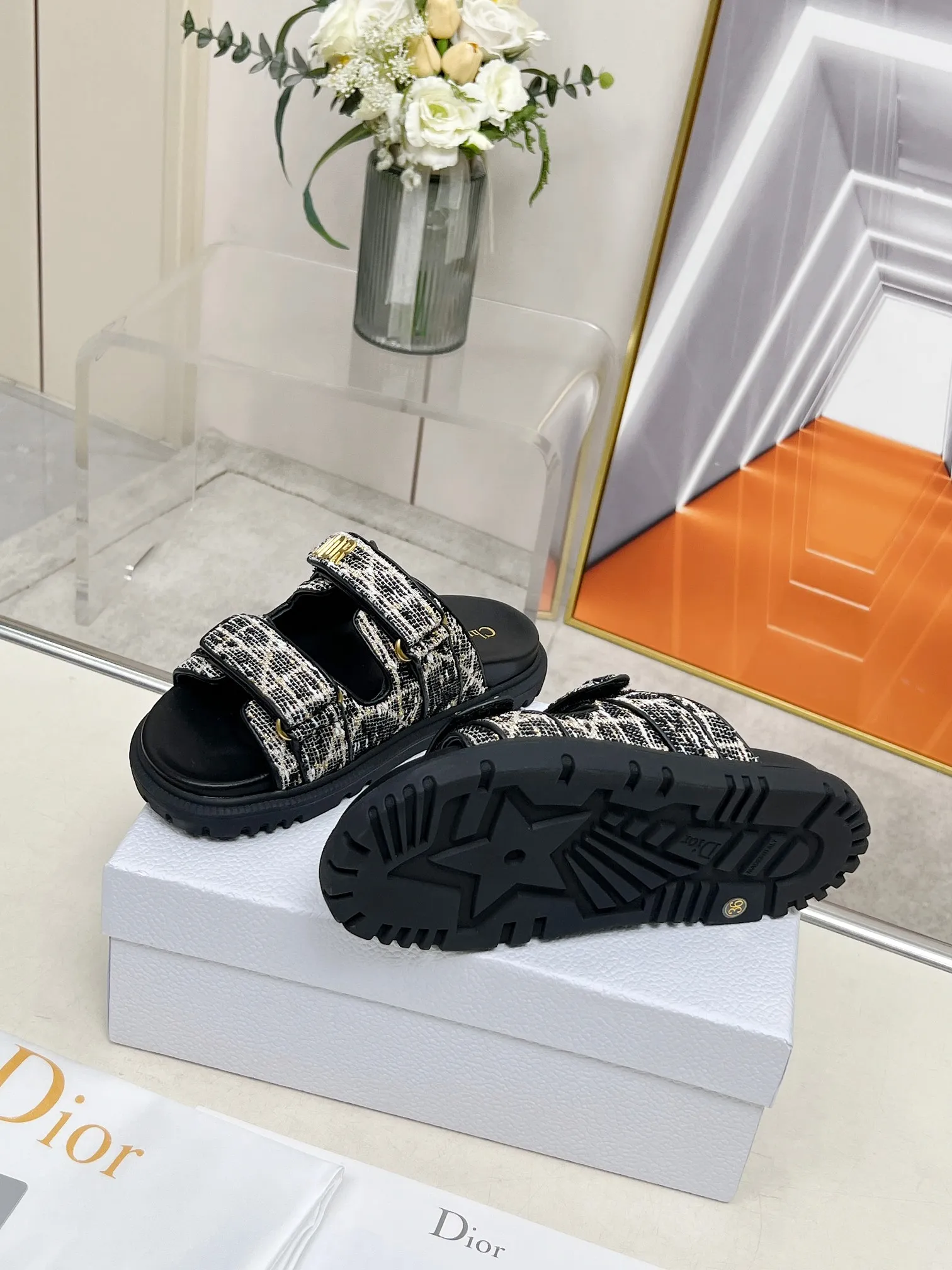 👟👟Ex-factory price 480👟👟Dior👏👏New classic style. 🔥Purchasing-level qualityThick-soled slippers popular in foreign counters. Upper➕Inner: original customized material, original mold opening of sole 1.1 (lightweight, code number 35-40 (41/42 can be customized)